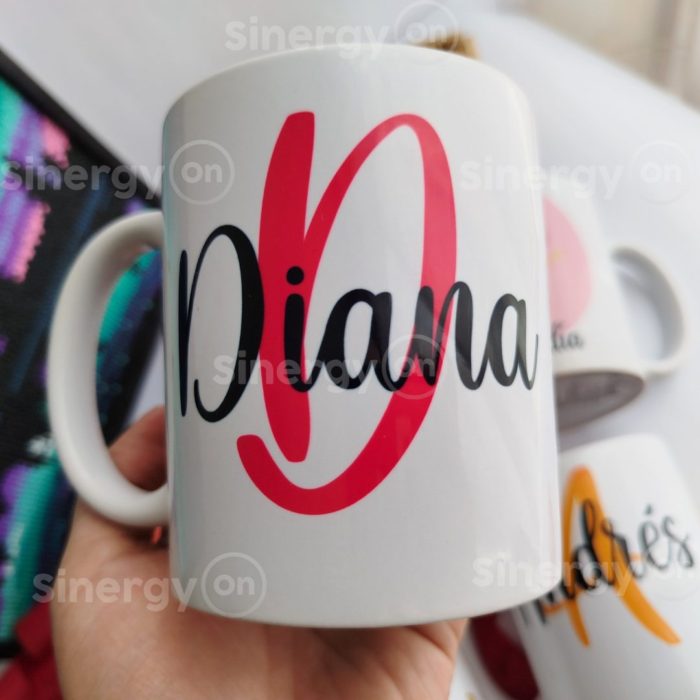 MUG CON NOMBRE PERSONAIZADO